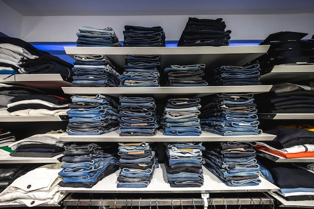 Ansicht von Zellen mit Jeans in einem Bekleidungsgeschäft. Foto in hoher Qualität.