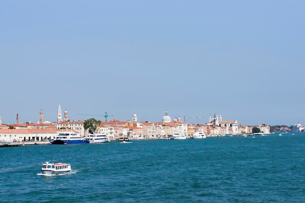 Ansicht zum Sommer Venedig und zur Ufergegend vom Stadthafen