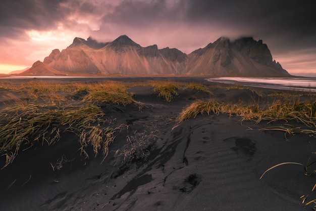 Ansicht zum Vestrahorn Berg vom Stokksnes Strand, Island.