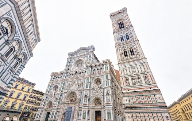 Ansicht zur verzierten Fassade der Kathedrale Heilige Maria, Florenz