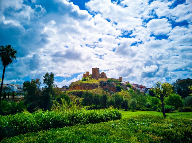 Ansichten vom Parque de la Retama des Schlosses von Alcal de Guadaira in Sevilla, im blauen Himmel