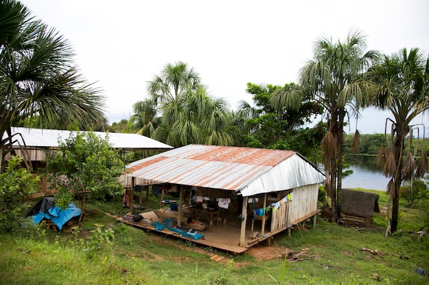 Ansichten von den Straßen und Häusern in einer Stadt im Amazonasgebiet in Peru in der Nähe von Yurimaguas City