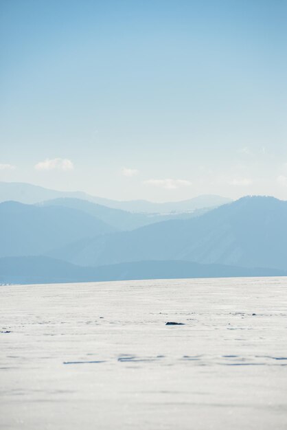 Ansichten von der Stadt Liptovsky Mikulas zur Westtatra im Winter mit schneebedeckten Bäumen und bewölktem Himmel.