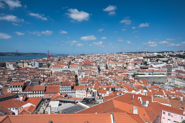 Ansichten von Gebäuden aus orangefarbenem Backstein in Lissabon