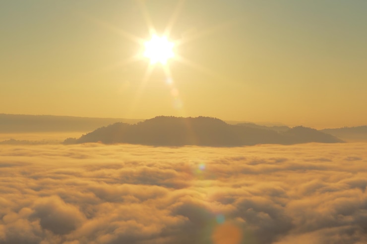 Foto ansichten von sunrise mit bergen und wolken.