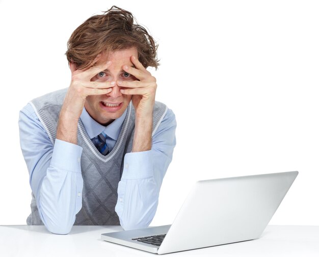 Ansiedad asustada y retrato de un hombre de negocios con una computadora portátil leyendo un correo electrónico estresado y frustrado Burnout preocupado y empleado profesional preocupado por las noticias en una computadora de fondo blanco