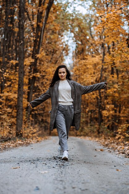 Ansiedad de otoño salud mental mujer morena feliz disfrutar de la vida en el bosque de otoño