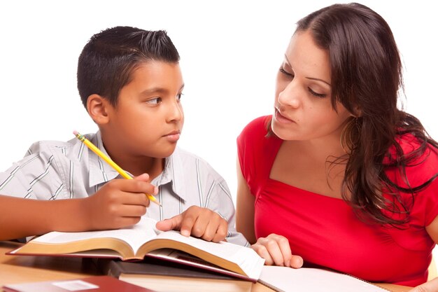 Ansprechende hispanische Mutter und Sohn studieren