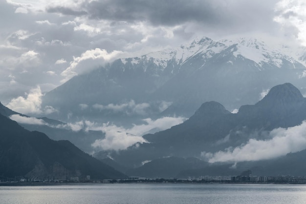 Antalya Bay e Taurus Mountains em tempo nublado depois da chuva