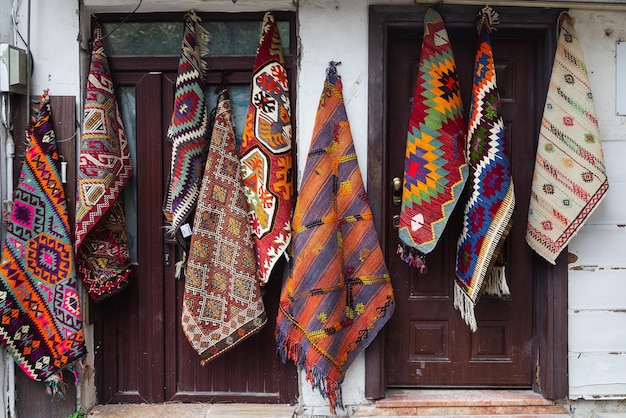 Antalya Türkei 05. Februar 2023 Teppiche mit orientalischen Ornamenten an der Wand eines schneeweißen Hauses in der Türkei