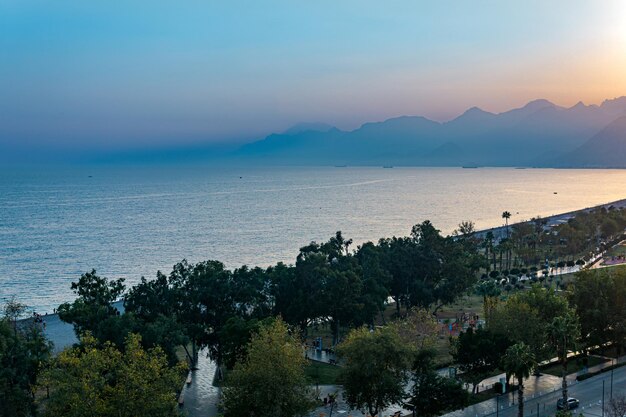 Antalya Türkei 15. November 2021 Abendblick auf den Strand und den Küstenpark von Konyaalti