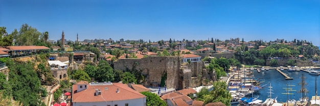 Antalya Türkei 19072021 Römischer Hafen in der Altstadt von Antalya Türkei an einem sonnigen Sommertag