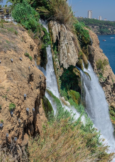 Antalya Turquia 19072021 Cachoeiras Lower Duden ou Lara Cachoeira em Antalya Turquia em um dia ensolarado de verão