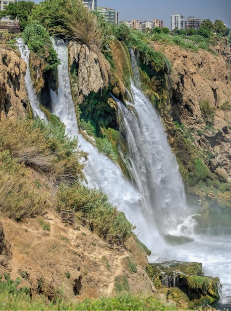 Antalya Turquía 19072021 Cascadas Duden inferiores o cascada Lara en Antalya Turquía en un día soleado de verano