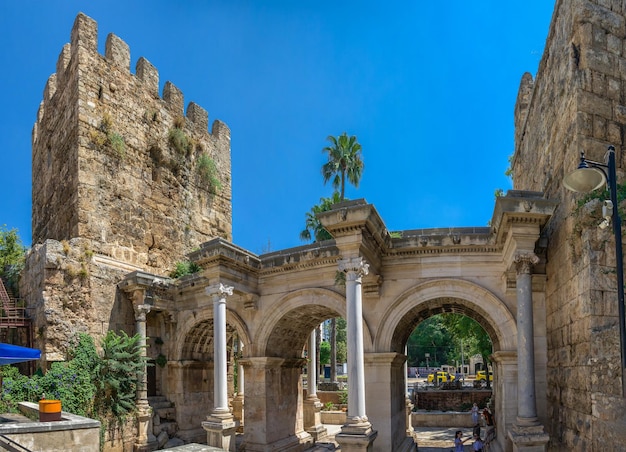 Antalya Turquía 19072021 Puerta de Adriano en la ciudad vieja de Antalya Turquía en un día soleado de verano