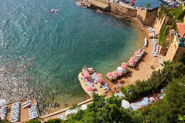 Antalya Turquía Gente en la playa tomando el sol en las tumbonas cerca del agua