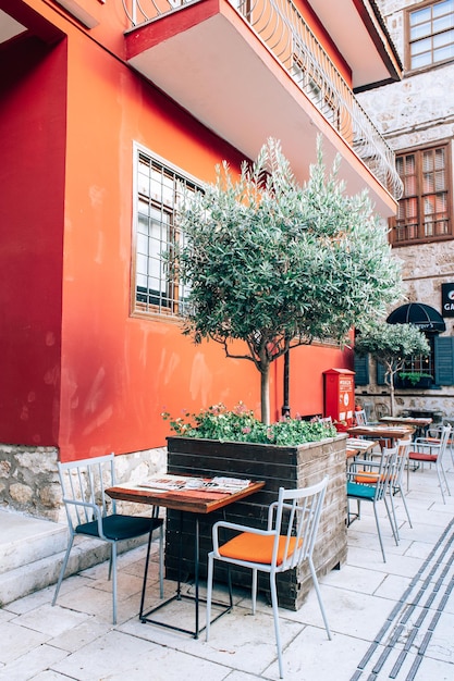 Antalya, Turquía - julio de 2021: Acogedor café al aire libre en el casco antiguo del distrito de Kaleici en Antalya, Turquía.