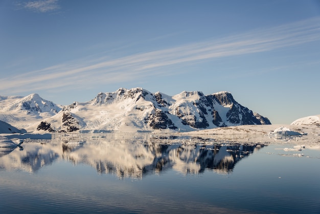 Antarktische Landschaft mit Bergen und Reflexion