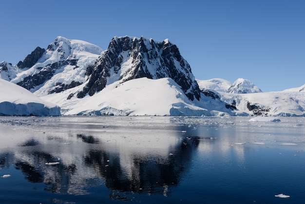 Antarktische Landschaft mit Bergen und Reflexion