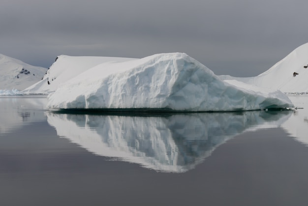 Antarktische Landschaft mit Eisberg