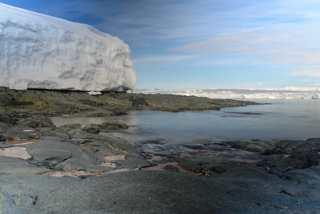 Antarktische Landschaft mit Eisberg