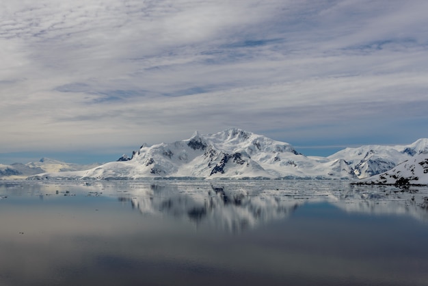 Antarktische Seelandschaft mit Reflexion