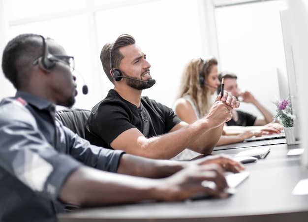 Antecedentes comerciales de los empleados del centro de negocios en el lugar de trabajo