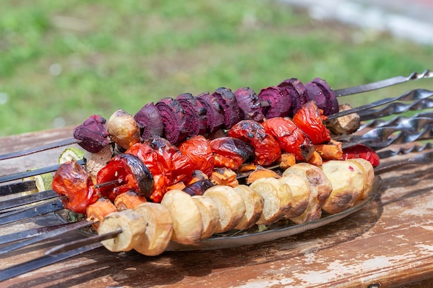 Antecedentes de legumes grelhados fecham o conceito de um estilo de vida saudável