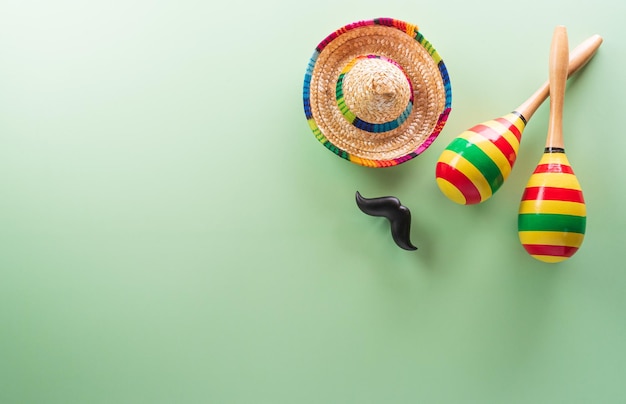 Antecedentes festivos del Cinco de Mayo hechos de rayas de manta mexicana de maracas o sarape de poncho y sombrero sobre fondo pastel