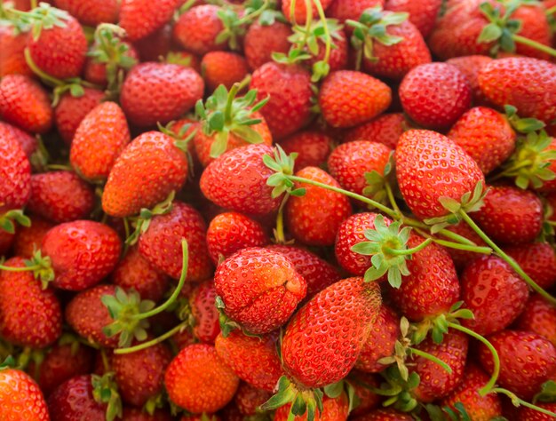 Antecedentes de fresas rojas frescas en el mercado