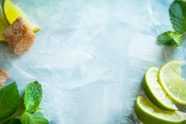 Antecedentes de los ingredientes para la menta de azúcar de caña triturada con lima mojito