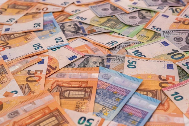 Antecedentes de las monedas más importantes del mundo el enfrentamiento entre el dólar y el euro