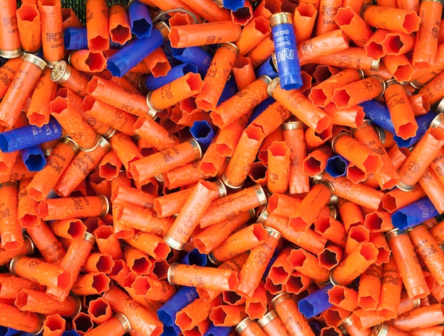 Antecedentes de muchos cartuchos de escopeta vacíos de tiro colorido