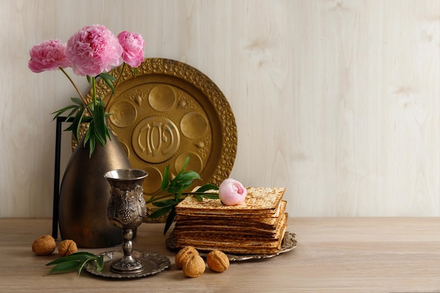 Antecedentes de Pesach Celebración de la Pascua con vino y matzá en el fondo de madera Fiesta de la Pascua judía