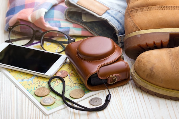 Antecedentes: qué llevar de viaje. ropa, zapatos, dinero, mapa, cámara, accesorios, gafas de sol, smartphone