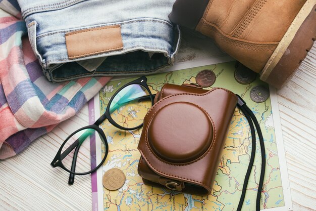 Foto antecedentes: qué llevar de viaje. ropa, zapatos, dinero, mapa, cámara, accesorios, gafas de sol, smartphone