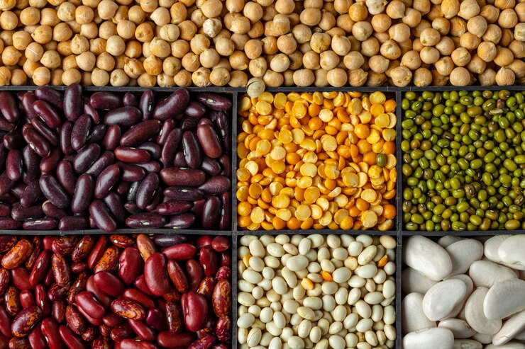 Foto antecedentes de una variedad de granos y frijoles en secciones