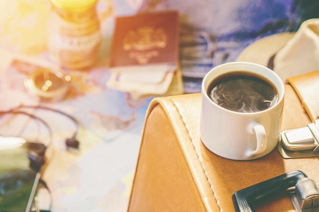 Antecedentes del viaje, el reflejo en la taza de café. Mapa. Enfoque selectivo