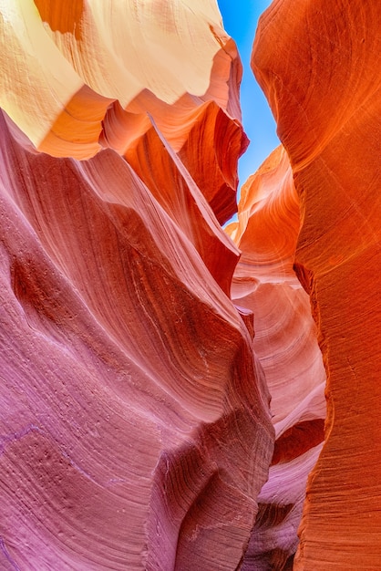 Antelope Canyon es un cañón de tragamonedas en el suroeste de Estados Unidos. Está en la tierra de los navajos al este de Page, Arizona. EE.UU.