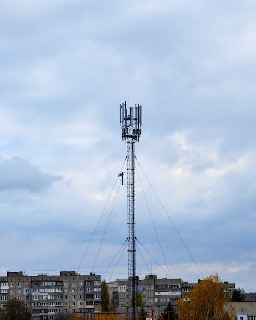 Antena 3g o 4g en la ciudad contra el cielo.