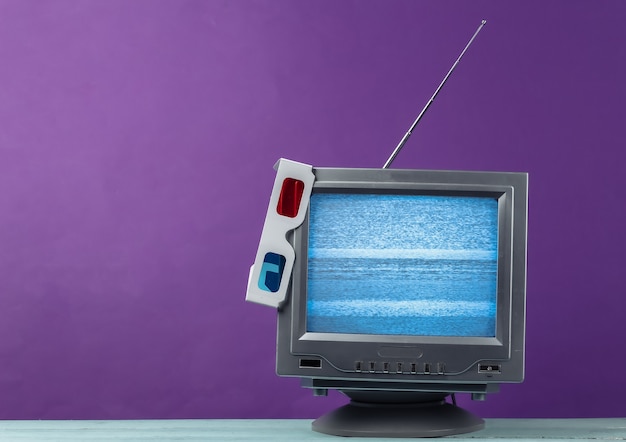 Antena antiquado receptor de tv retrô com óculos estéreo anáglifo em roxo. Retro media, entretenimento dos anos 80