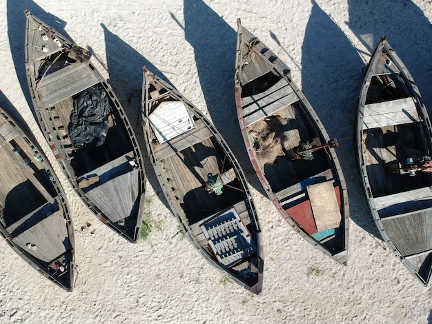 Antena de barcos de pescadores tradicionales en una playa de arena