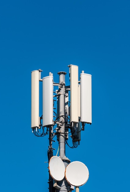 Antena celular no céu azul