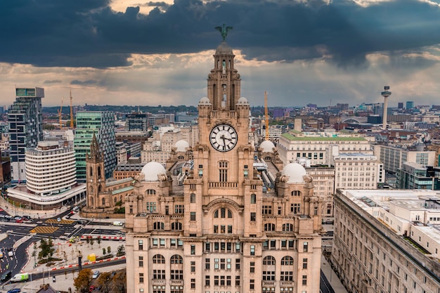 Antena de cerca de la torre del Royal Liver Building en Liverpool, Reino Unido durante la hermosa puesta de sol.