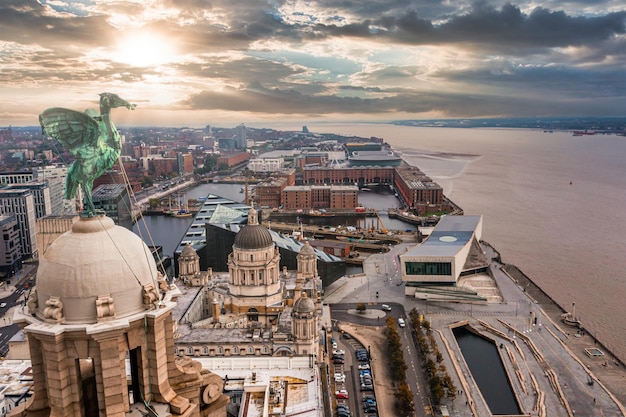 Antena de cerca de la torre del Royal Liver Building en Liverpool, Reino Unido durante la hermosa puesta de sol.