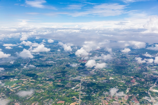 Antena de Chiang Mai, Tailandia desde un avión que muestra la ciudad de Chiang Mai a través de suaves nubes blancas