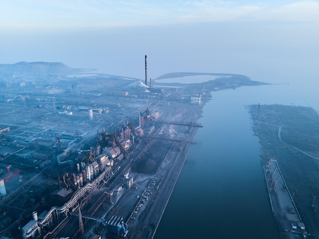 Antena de ciudad industrial con contaminación del aire y del agua de plantas metalúrgicas y altos hornos