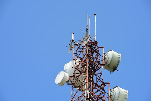 Foto antena de comunicación inalámbrica con cielo brillante.