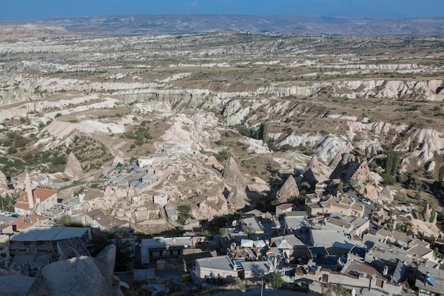 Antena da cidade de Goreme com o Castelo Rock de Uchisar no horizonte Capadócia Anatólia Turquia Ásia Menor Eurásia