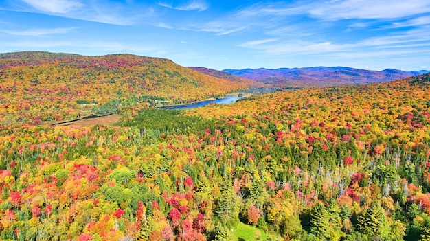 Antena da paisagem de Nova York de florestas de outono coloridas e montanhas com pequeno lago